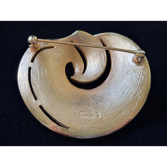 Signed Crown Trifari Mid 1960s Swirl Brooch Gold Tone Mid-Century Vintage MCM - Picture 5 of 8